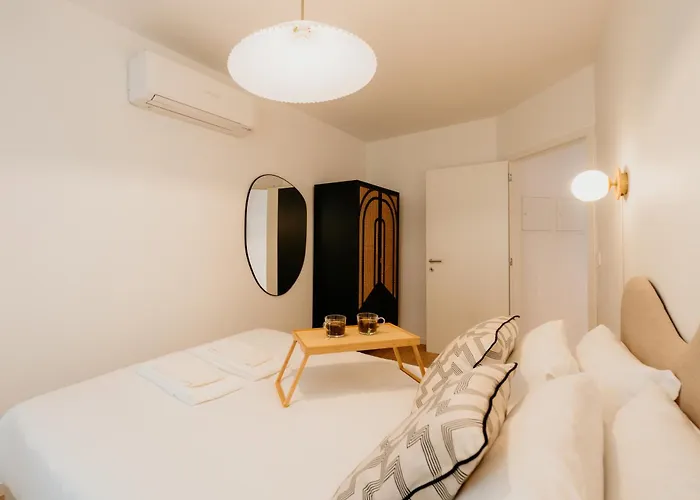 Апартаменты Mary Pink - No 2c - Elegant Two-bedroom Лиссабон